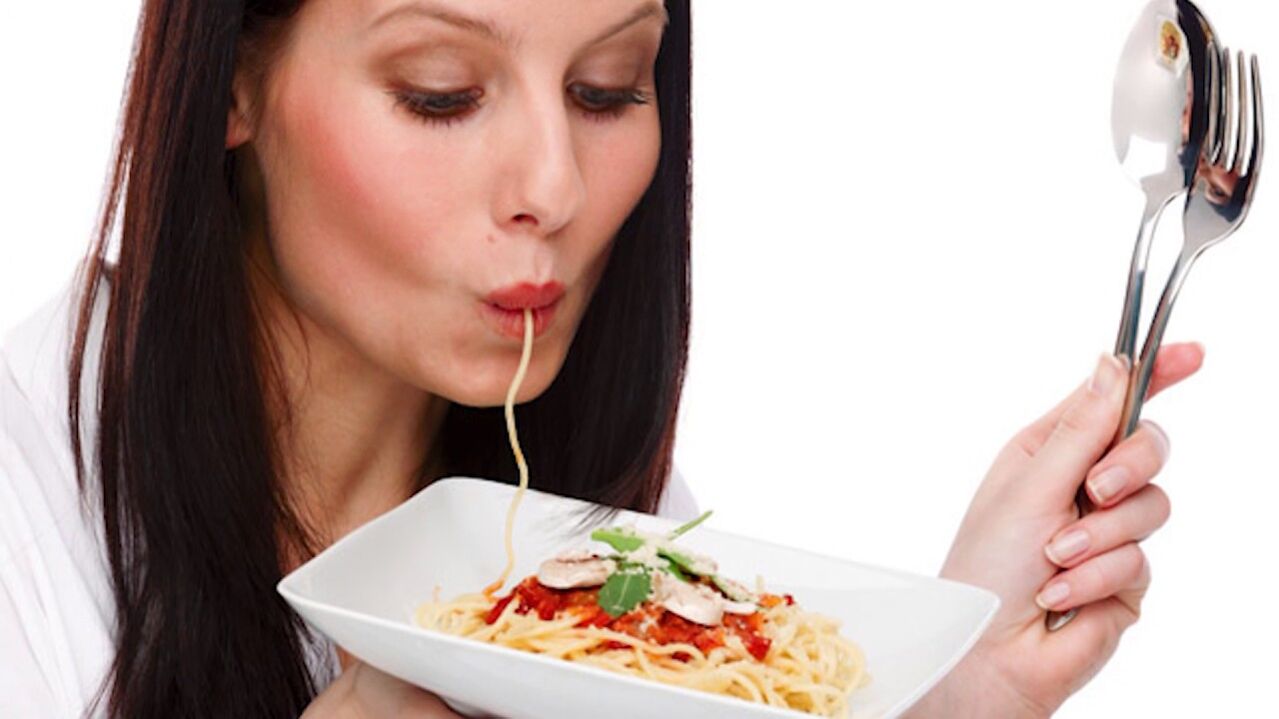 woman eating spaghetti for a slim belly